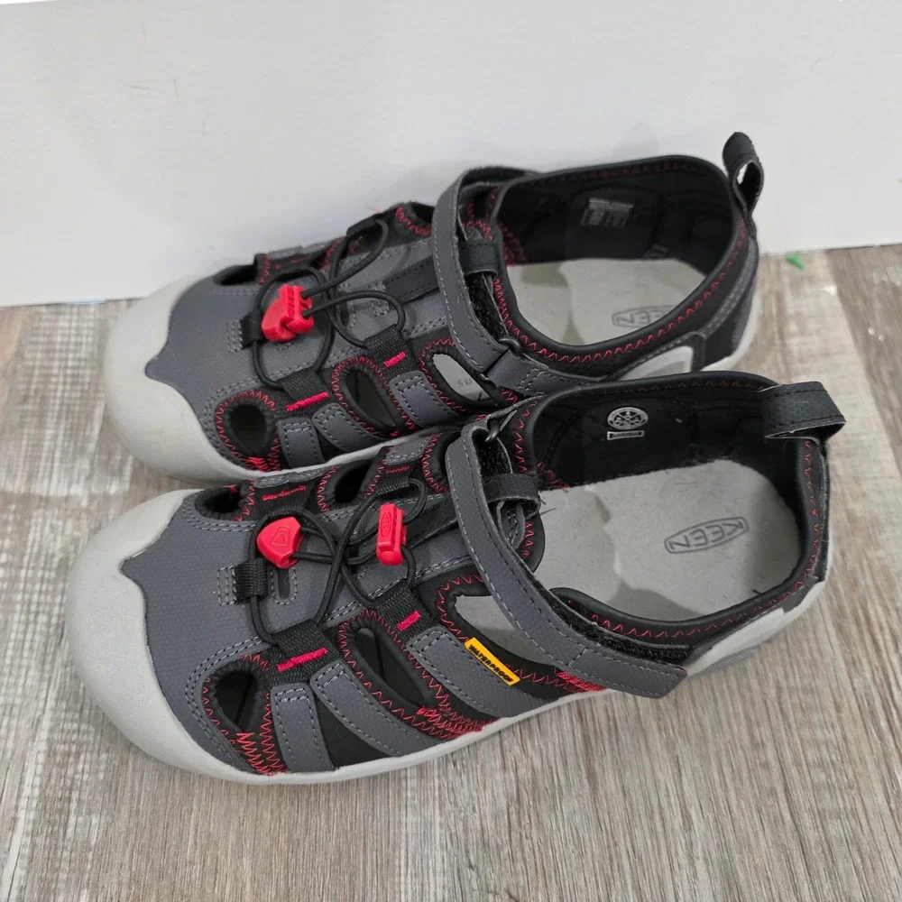 KEEN Boys Knotch Creek Sandals Size 6 Gray Red Hiking Water Shoes Closed Toe
